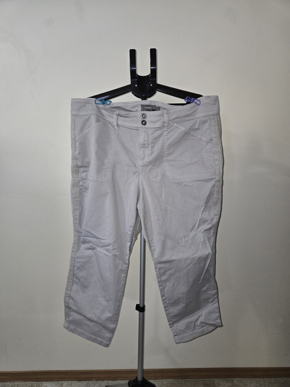 Torrid Womems Grey Capris Size 22